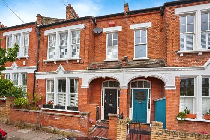 2 Bedroom Flat To Rent In Airedale Road, London, SW12