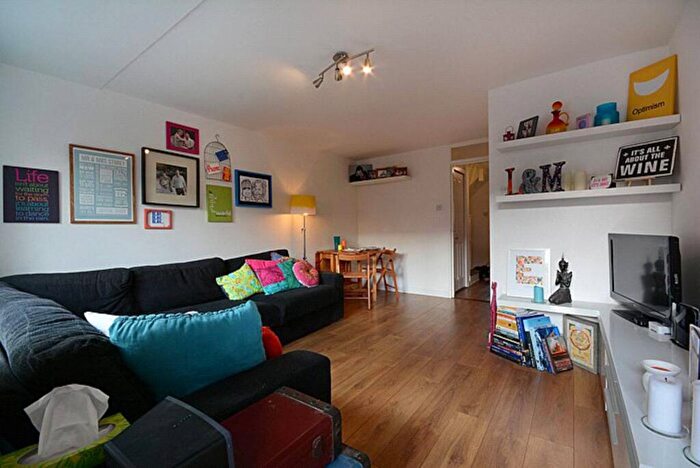 2 Bedroom Flat To Rent In Chatham Street, Elephant And Castle, London, SE17