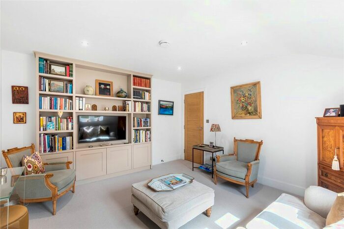 2 Bedroom Flat To Rent In Hampton Court Road, East Molesey, Surrey, KT8