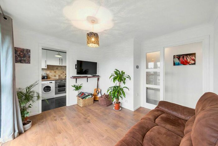 2 Bedroom Flat To Rent In Crowthorne Close, Southfields, London, SW18