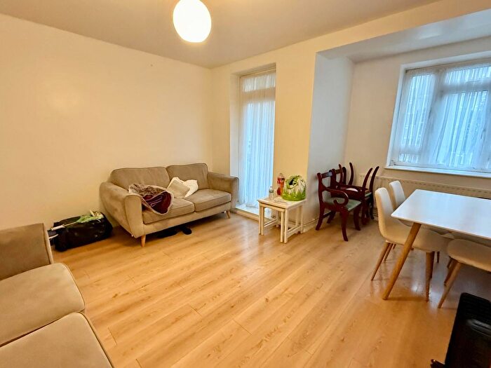 2 Bedroom Flat To Rent In Kindersley House, E1