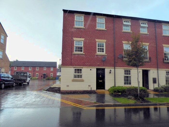 2 Bedroom End Of Terrace House To Rent In Legends Way, Hull, HU4