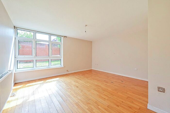 3 Bedroom Flat To Rent In Woking Close, Putney, London, SW15
