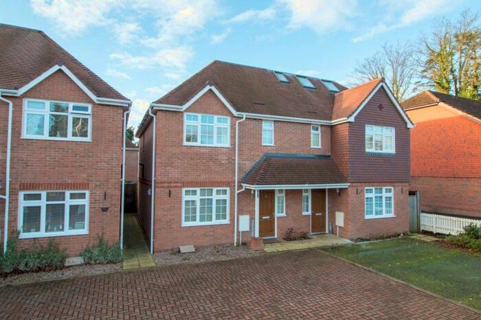 3 Bedroom Semi-Detached House To Rent In Kings Road, Fleet, GU51