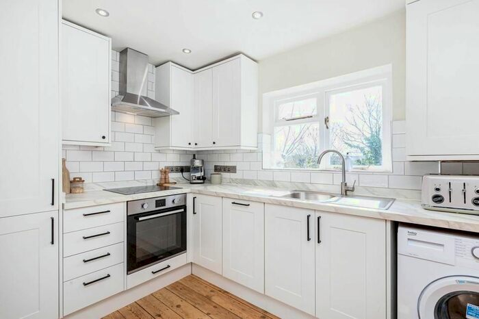 2 Bedroom Flat To Rent In Thurlow Park Road, London, SE21