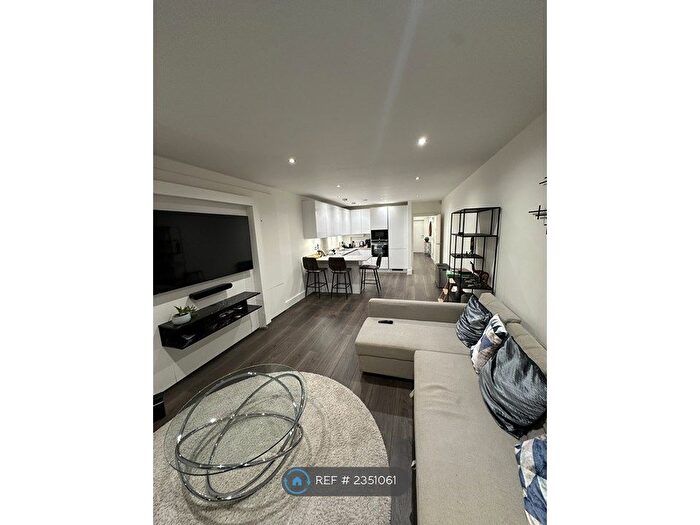 2 Bedroom Flat To Rent In Ballards Way, Croydon, CR0
