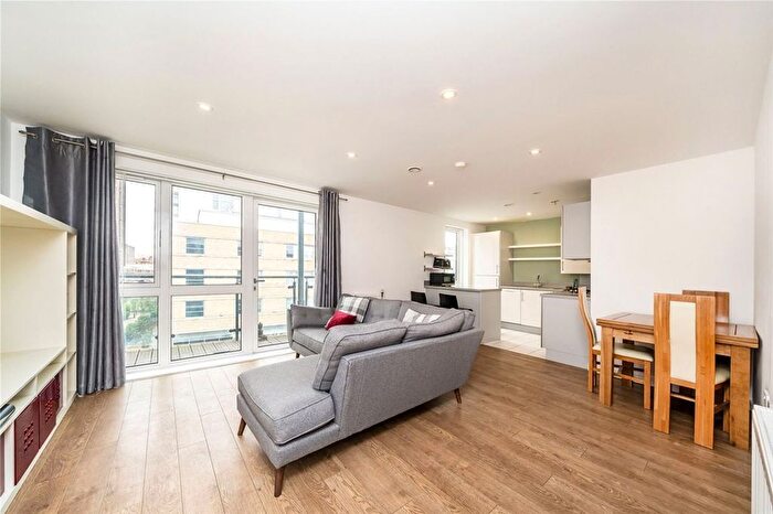 3 Bedroom Flat To Rent In Greenwich High Road, Greenwich, SE10