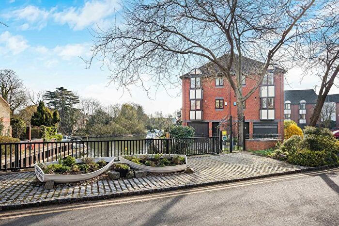 3 Bedroom Town House For Sale In Heron Island, Caversham, Reading, Berkshire, RG4