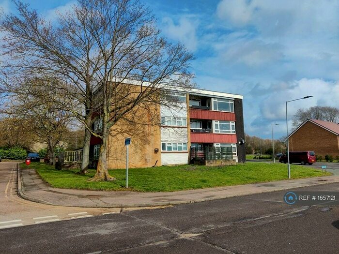 2 Bedroom Flat To Rent In Markhams Chase, Basildon, SS15