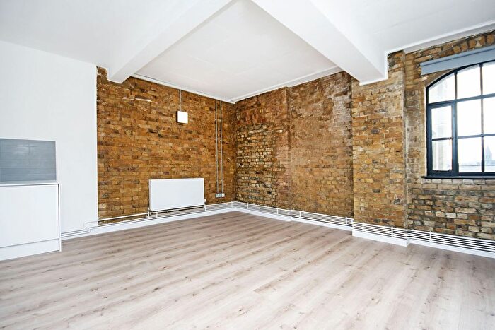 2 Bedroom Flat To Rent In Tyssen Street, Hackney, London, E8