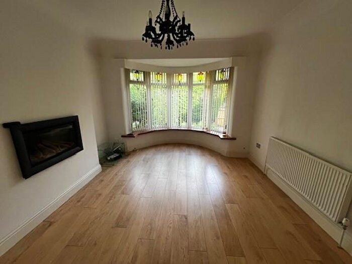 3 Bedroom Semi Detached House To Rent In Beechwood Grove, Bradford, BD6