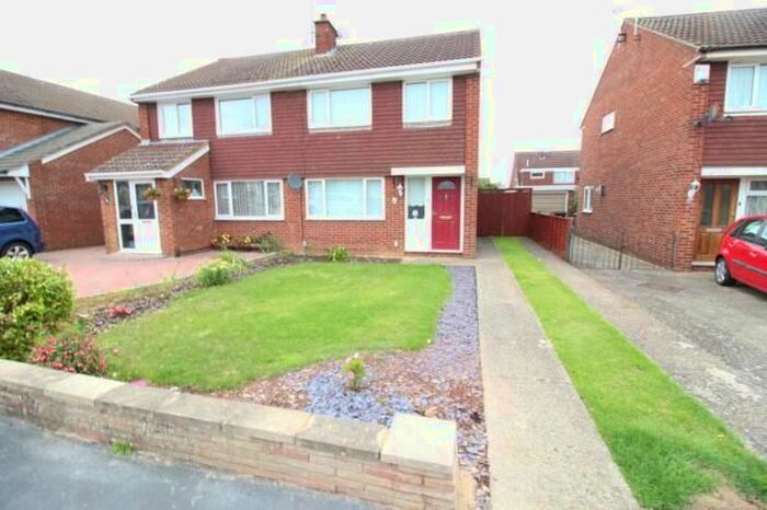 3 Bedroom Semi-Detached House To Rent In Farnham Drive, Rushden NN10