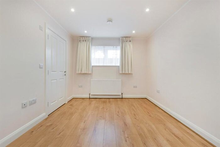 1 Bedroom Flat For Sale In Leeway Close, Hatch End, Pinner, HA5