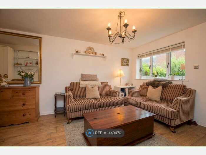 1 Bedroom Maisonette To Rent In Boleyn Walk, Leatherhead, KT22