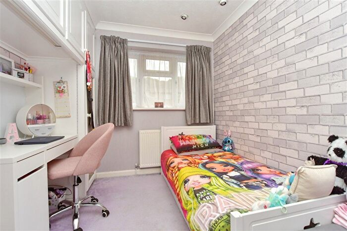 3 Bedroom End Of Terrace House For Sale In Brenzett Close, Walderslade, Chatham, Kent, ME5