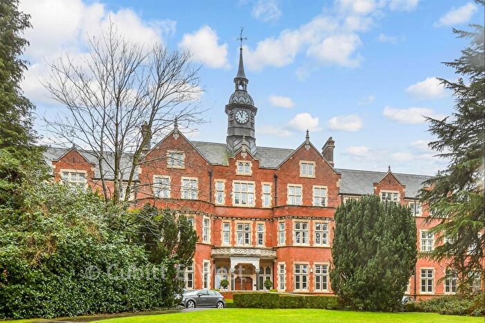 2 Bedroom Flat For Sale In Lavender Close, Leatherhead, Surrey, KT22