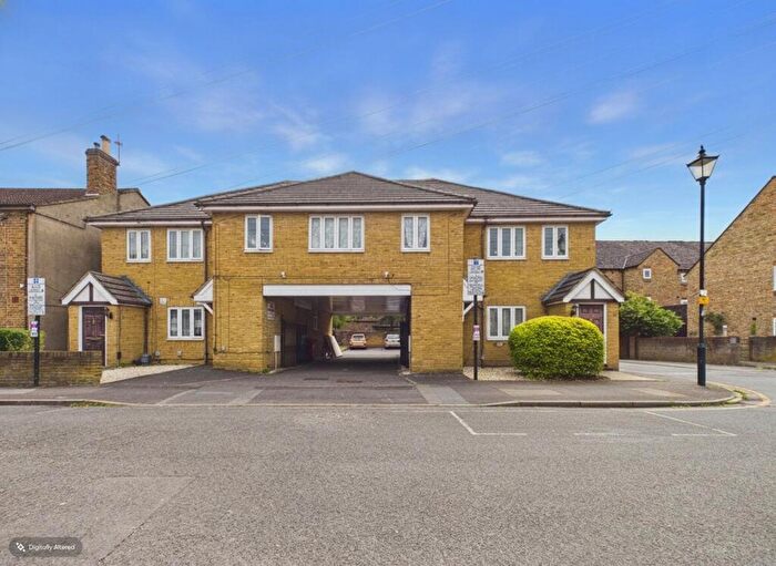 2 Bedroom Apartment For Sale In Park Street, Slough, Berkshire, SL1