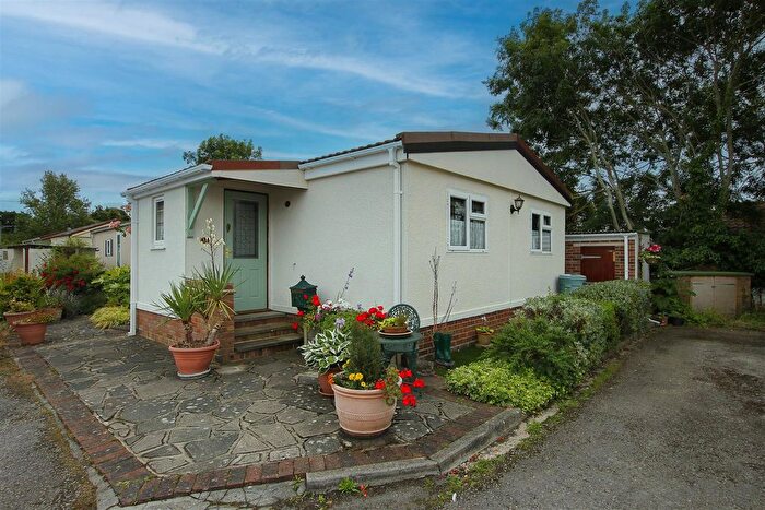 2 Bedroom Mobile/park Home For Sale In Elm Court Park, Chelmsford Road, Blackmore, CM4
