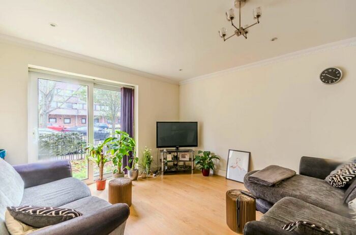 2 Bedroom Flat To Rent In Lavender Road, Clapham Junction, London, SW11