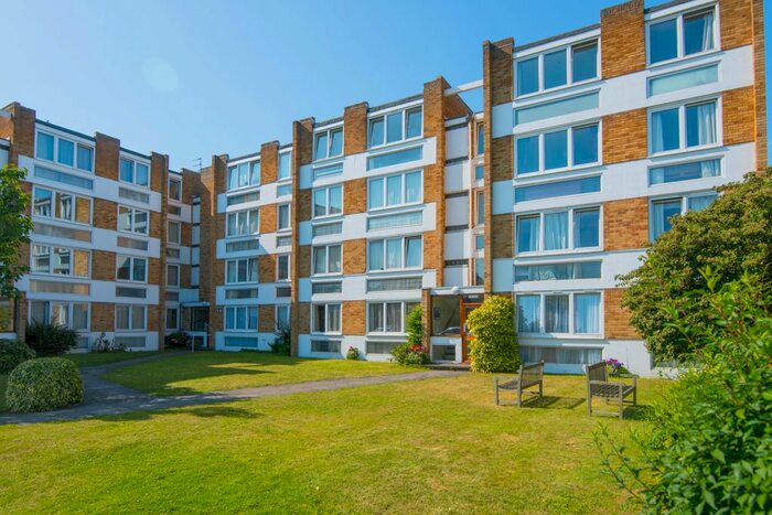 2 Bedroom Flat To Rent In Kent Road, Kew, Surrey, TW9
