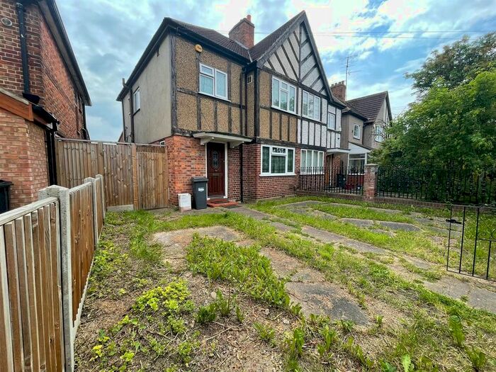 3 Bedroom Semi-Detached House To Rent In Vicarage Farm Road, Heston, Hounslow, TW5