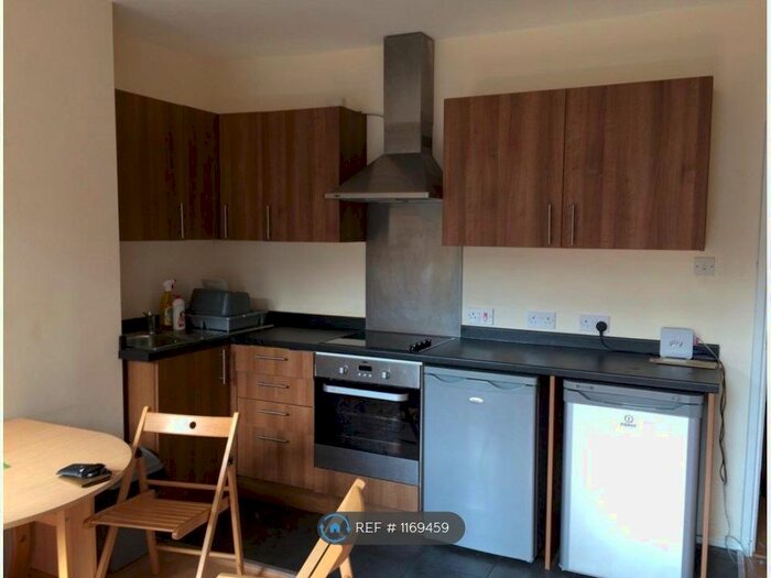 2 Bedroom Flat To Rent In Hazelwood House, London, SE8