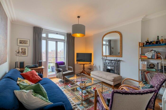 3 Bedroom Flat To Rent In Faraday Mansions, Barons Court, W14