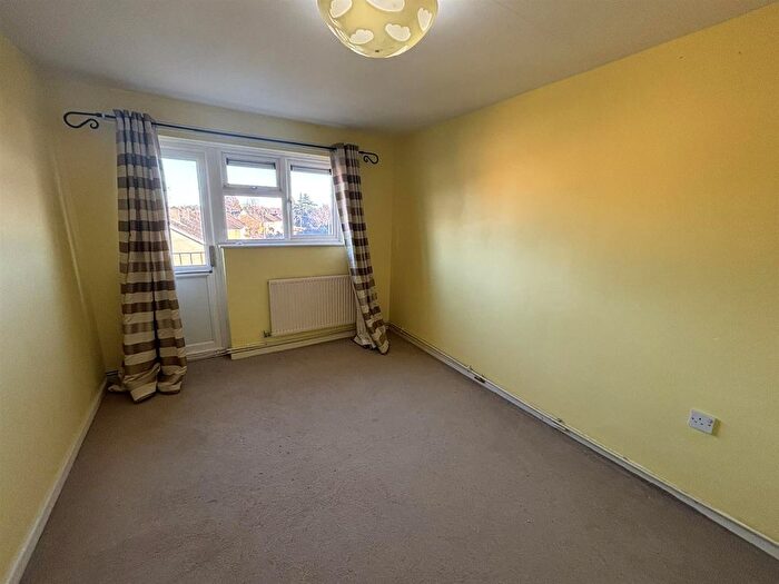 2 Bedroom Flat For Sale In Dickens Avenue, Corsham, SN13