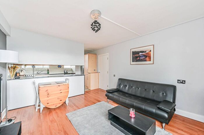 1 Bedroom Flat To Rent In Churchill Gardens, Pimlico, London, SW1V