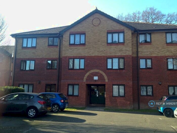 2 Bedroom Flat To Rent In St George Court, Crawley, RH10