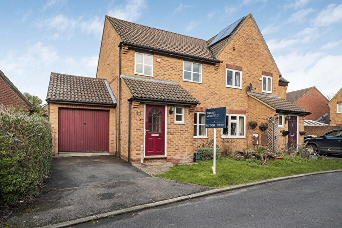 3 Bedroom Semi Detached House For Sale In Dearne Place, Didcot, OX11