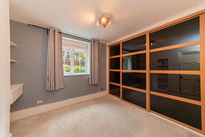 2 Bedroom Flat For Sale In Great North Road, London, N2