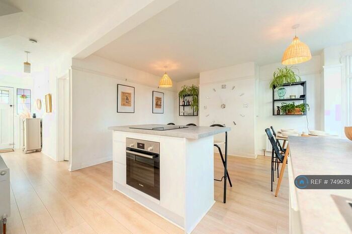 3 Bedroom Semi-Detached House To Rent In Moorfield Road, Leeds, LS12