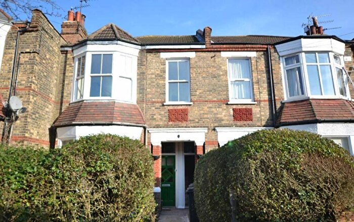 3 Bedroom Flat To Rent In Market Place, N2