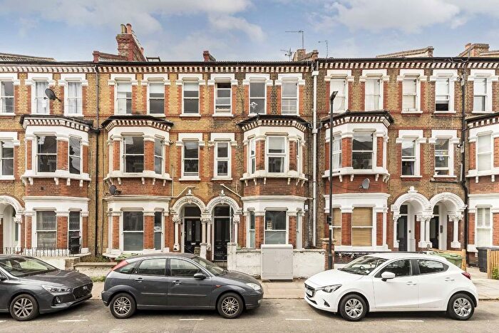 2 Bedroom Flat To Rent In Tremadoc Road, London, SW4