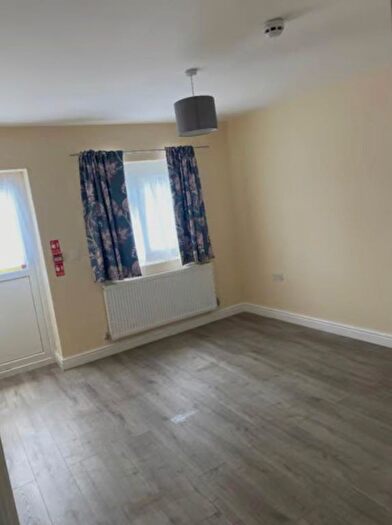 6 Bedroom Semi-Detached House To Rent In Foresters Drive, Wallington, London, SM6