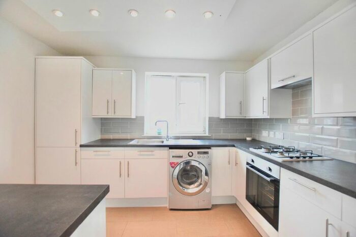 3 Bedroom Flat To Rent In Pond Road, London, E15