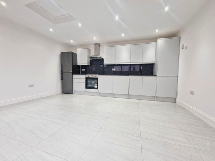 1 Bedroom Flat To Rent In Hamilton Avenue, Ilford, IG6