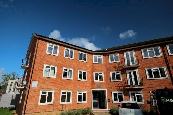 2 Bedroom Flat To Rent In Waverley Court, RH12