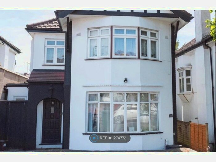3 Bedroom Flat To Rent In Hendale Avenue, London, NW4