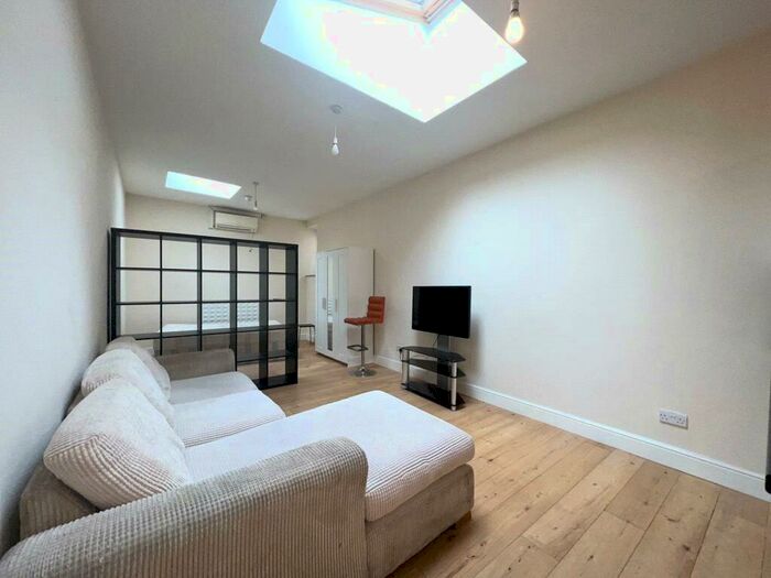 Studio To Rent In High Street, London, N8