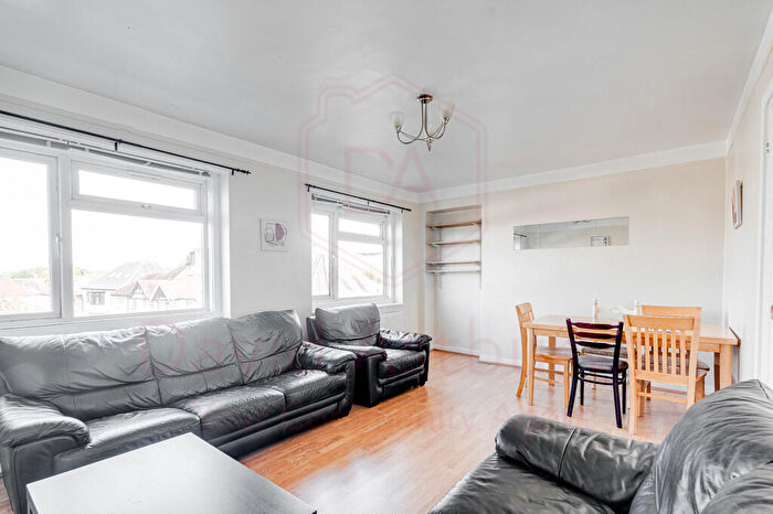 3 Bedroom Apartment To Rent In Wentworth Park, Finchley Central, London, N3