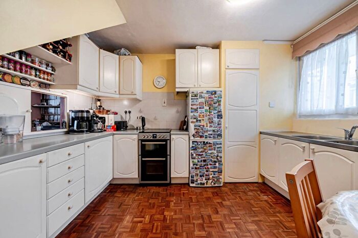 2 Bedroom Maisonette For Sale In Lakeside Road, Olympia, London, W14