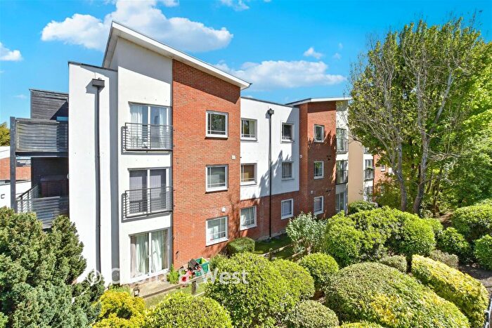 1 Bedroom Flat For Sale In Buffers Lane, Leatherhead, Surrey, KT22