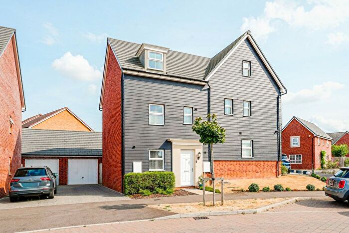 4 Bedroom Semi-detached House For Sale In Wallis Drive, Leighton Buzzard, LU7
