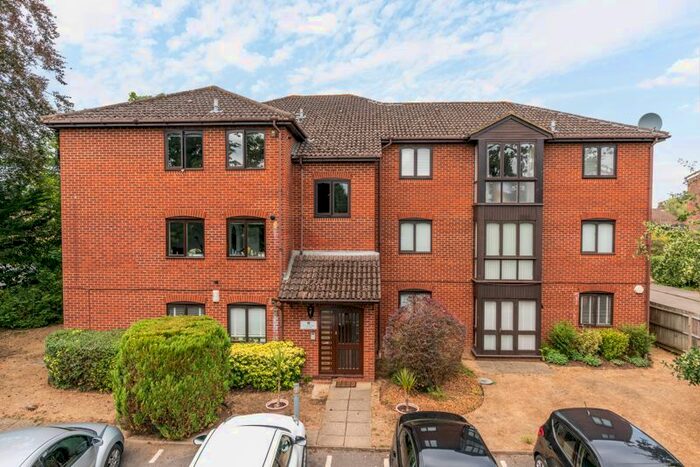 1 Bedroom Flat To Rent In Castle Road, Weybridge, KT13