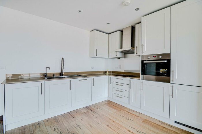 2 Bedroom Apartment To Rent In Victoria Avenue, Southend On Sea, SS2