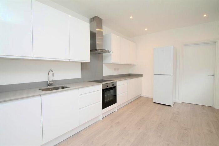 2 Bedroom Flat To Rent In Kelvin Avenue, London N13