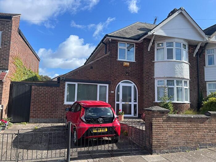 3 Bedroom Semi-Detached House For Sale In Ashleigh Road, Leicester, LE3