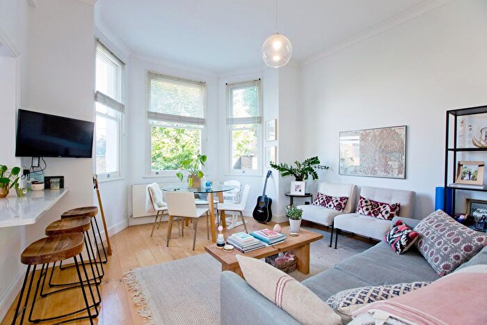 2 Bedroom Flat To Rent In Elgin Crescent, Notting Hill, London, W11